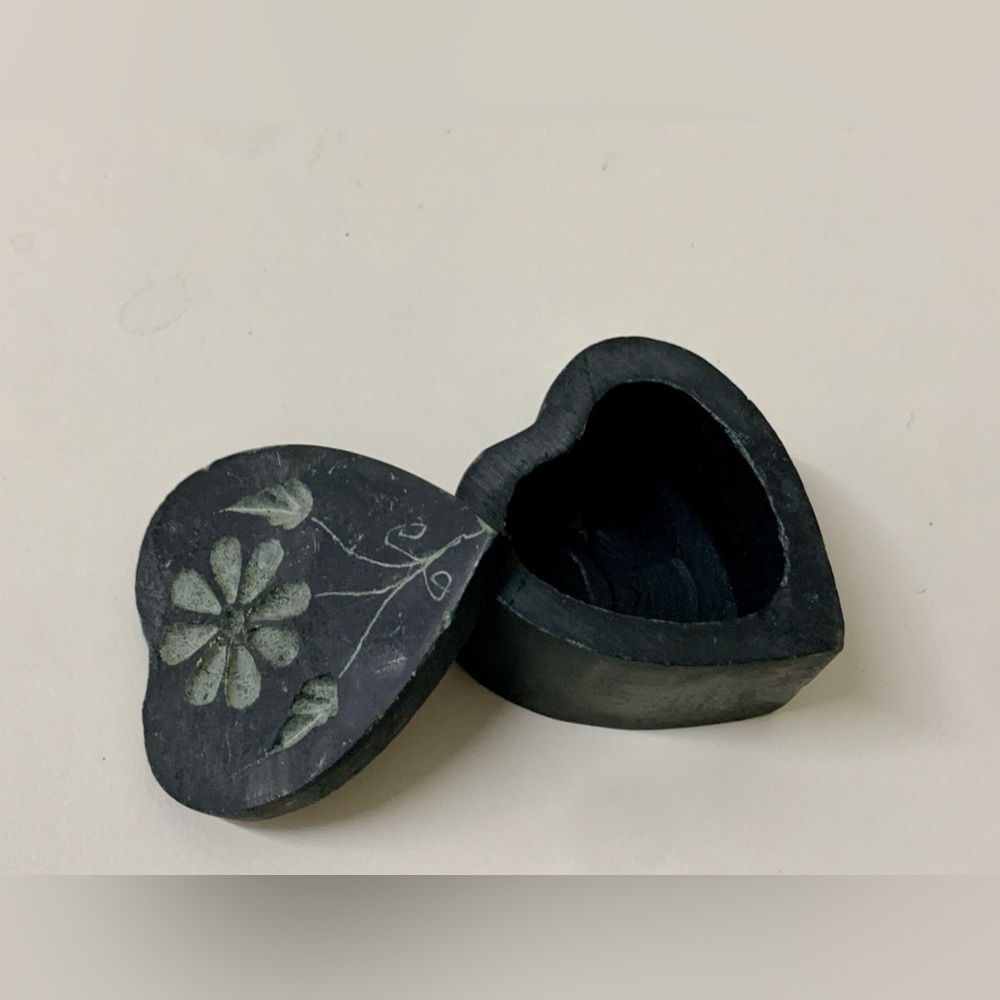 Vtg Hand Carved Soapstone Engraved Heart Shaped Lidded Relief Trinket Box